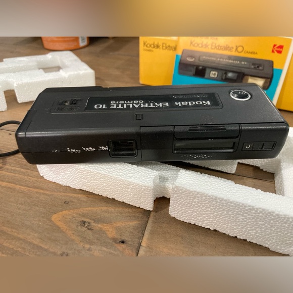 Vintage Kodak Ektralite 10 Camera with Built-In Electronic Flash - Picture 10 of 13